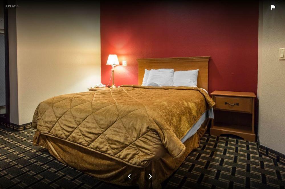 Econo Lodge Inn & Suites Peoria Illinois Екстер'єр фото