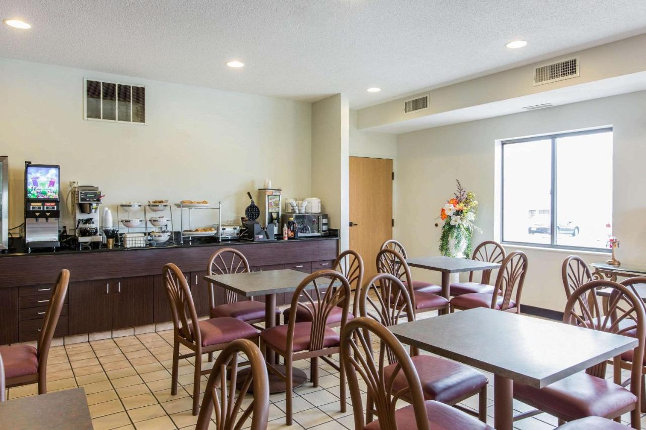 Econo Lodge Inn & Suites Peoria Illinois Екстер'єр фото