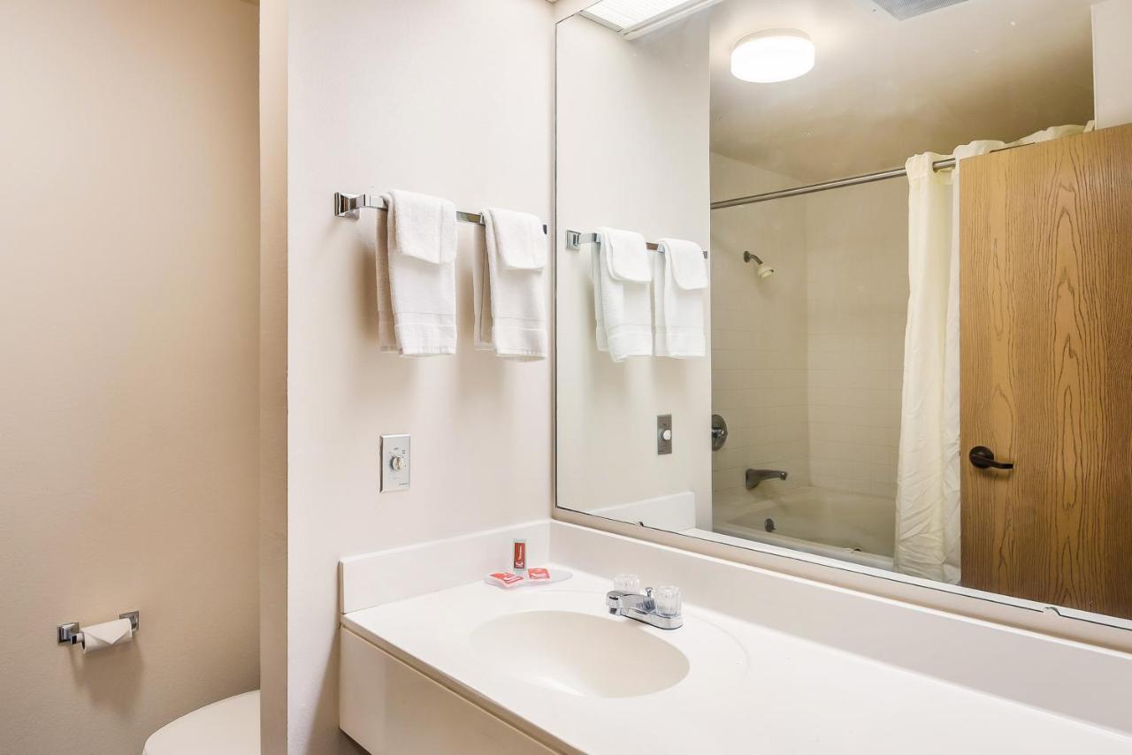 Econo Lodge Inn & Suites Peoria Illinois Екстер'єр фото