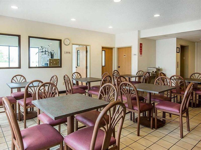 Econo Lodge Inn & Suites Peoria Illinois Екстер'єр фото
