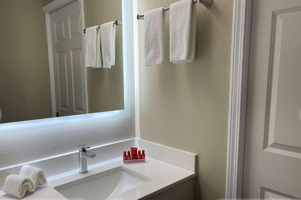 Econo Lodge Inn & Suites Peoria Illinois Екстер'єр фото