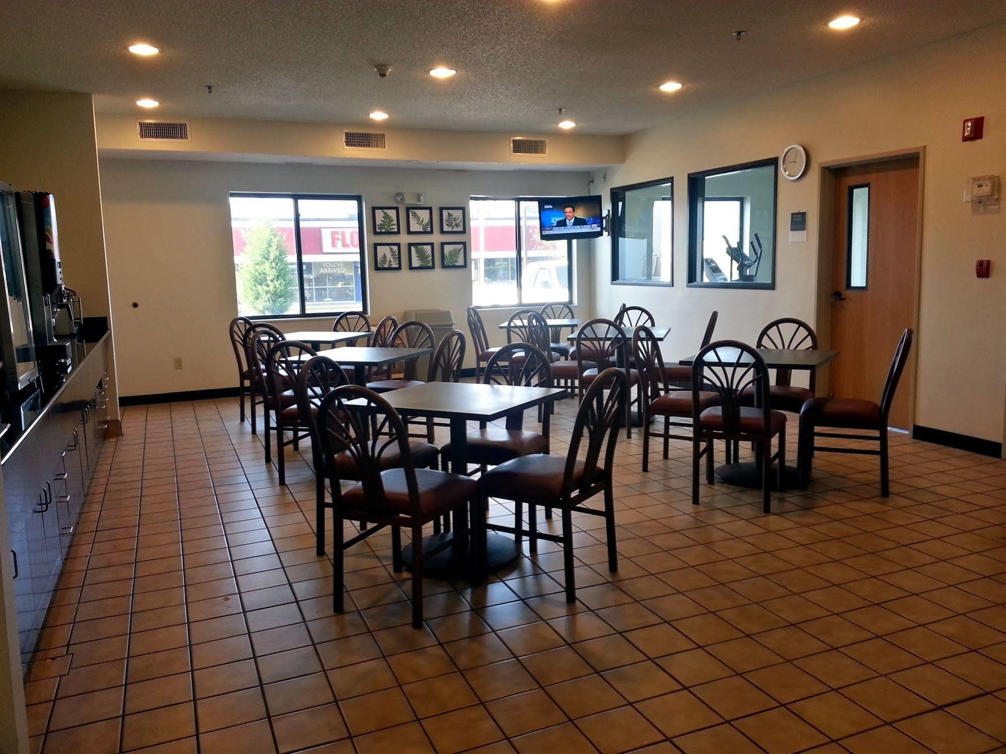 Econo Lodge Inn & Suites Peoria Illinois Екстер'єр фото